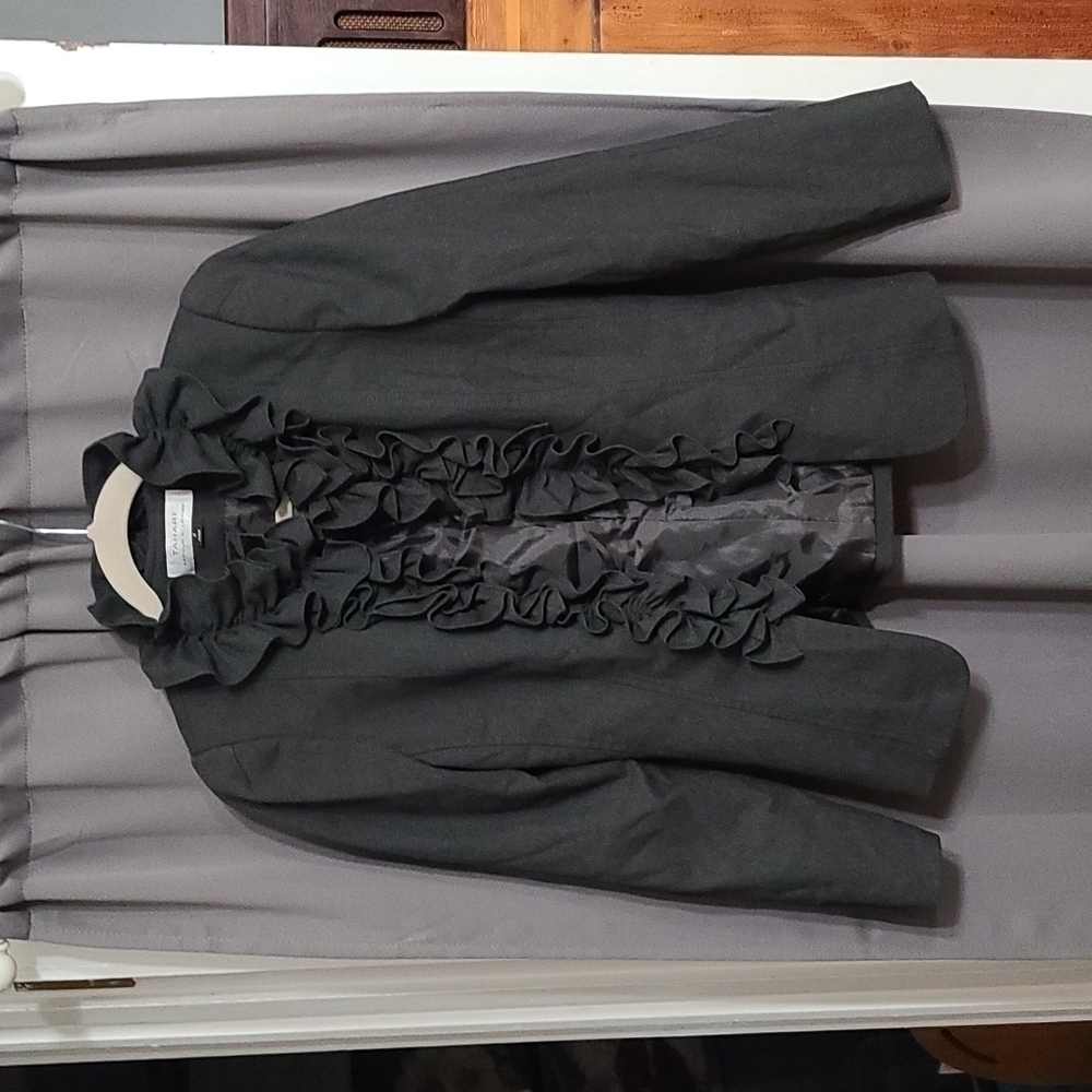 Tahari Arthur S Levine Women's Black Blazer Zips Ruffled Size 2 GUC READ‎